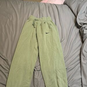 Color: sage green
Condition: worn twice
Material: comfortable sweatpants